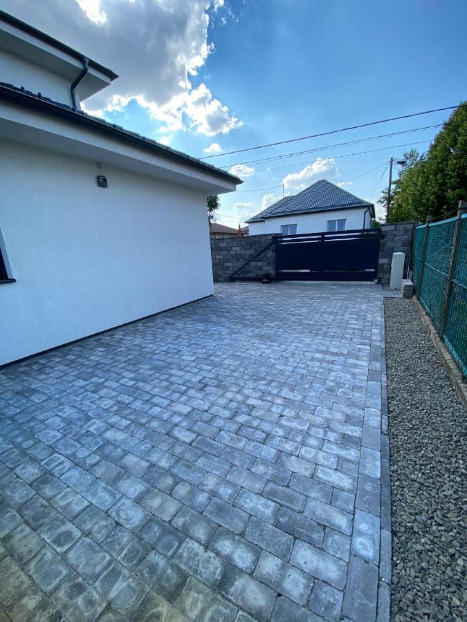 Twin House Apartment Gyal Exterior photo